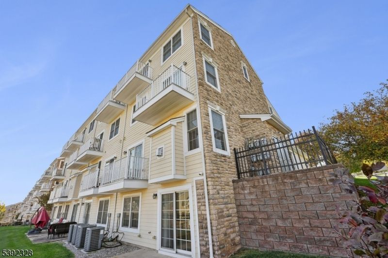 Exterior, Facade, Rowhouse