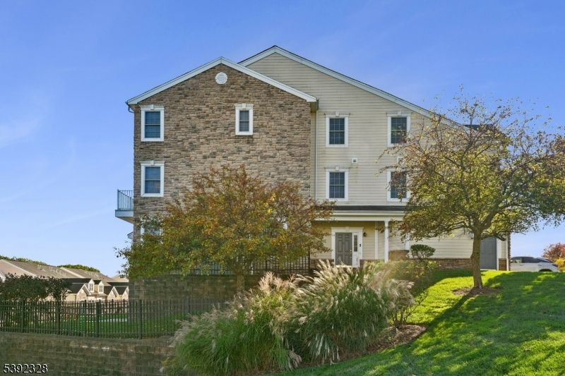 Attached, Exterior, Facade, Rowhouse