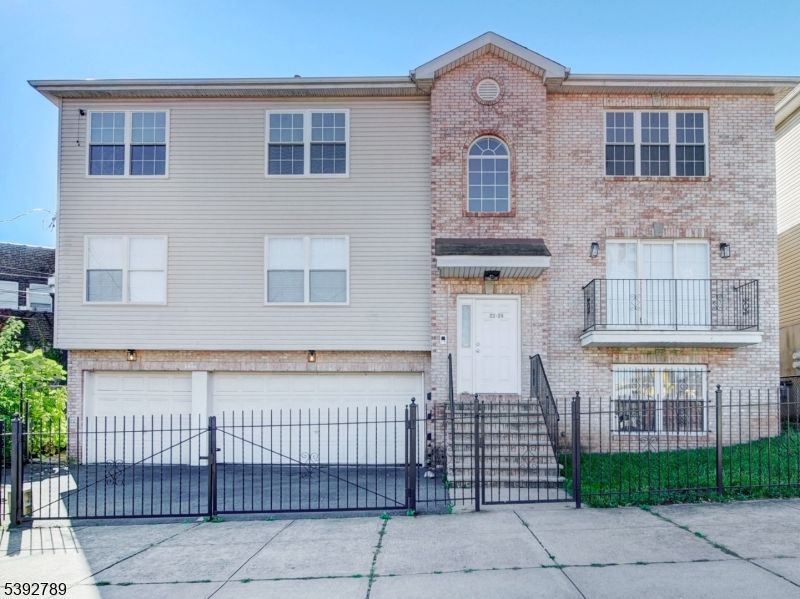 Attached, Exterior, Facade, Brick Facade, Rowhouse