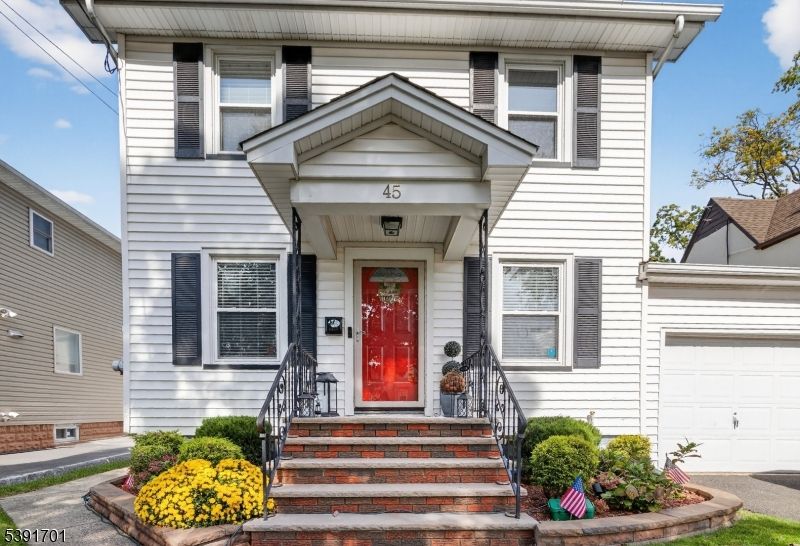 Exterior, Facade, American Foursquare