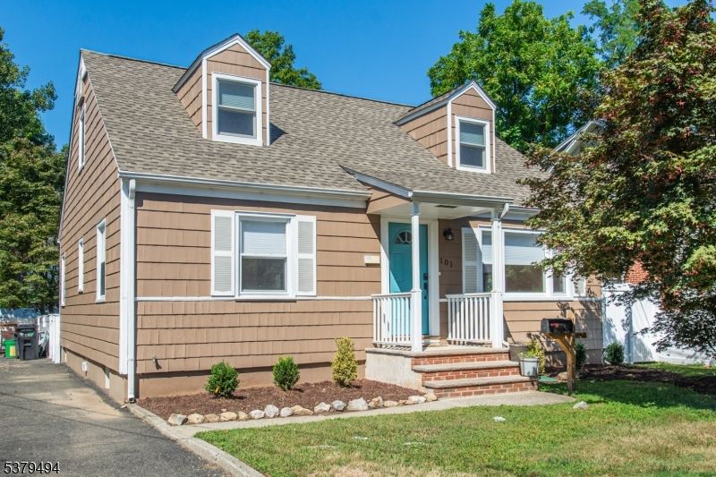 Exterior, Facade, Cape Cod