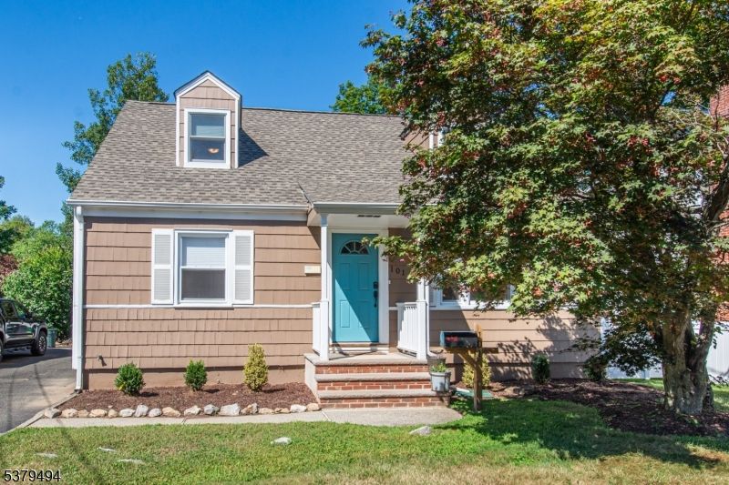 Exterior, Facade, Cape Cod