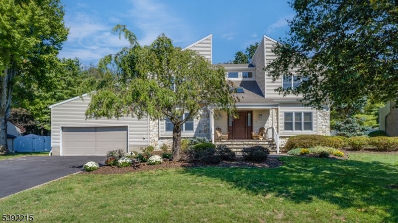 Attached, Exterior, Facade, Cape Cod