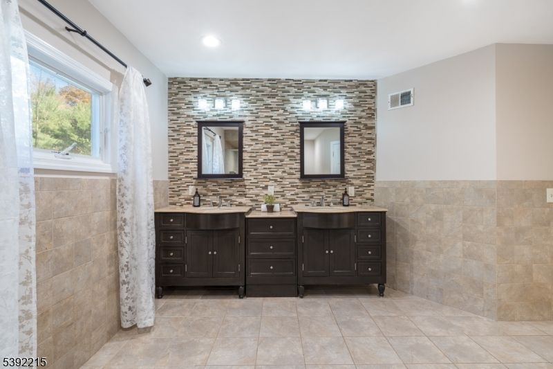 Bathroom, Dual Sink Vanities, Interior, Recessed Lighting