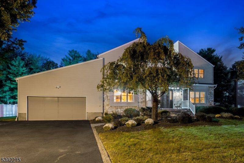 Attached, Exterior, Facade, Modern