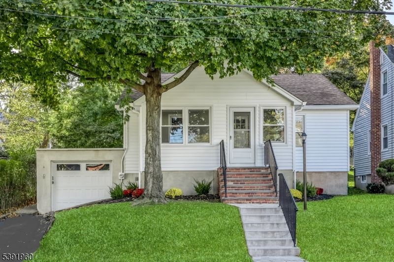 Attached, Exterior, Facade, Cape Cod