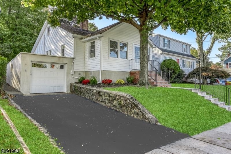 Attached, Exterior, Facade, Farmhouse