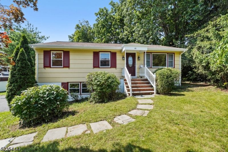 Exterior, Facade, Raised Ranch