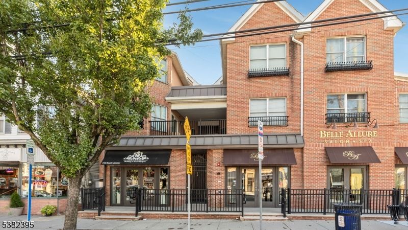 Exterior, Facade, Brick Facade, Rowhouse