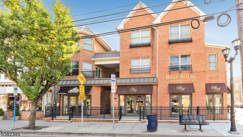 Exterior, Facade, Brick Facade, Rowhouse