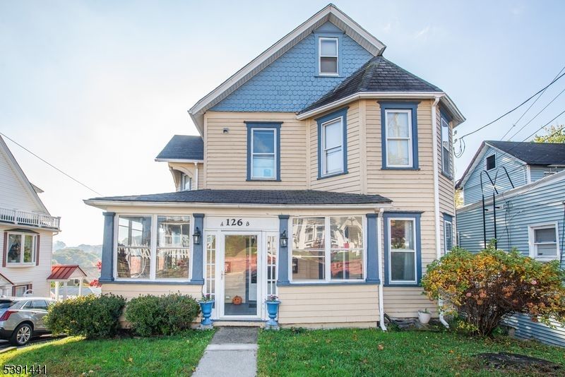 Exterior, Facade, Queen Anne Victorian