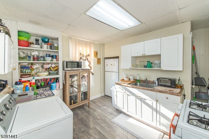 Interior, Kitchen, Washer, Wood Texture Flooring