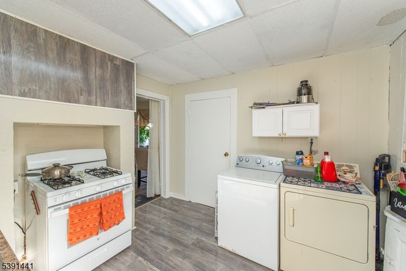 Interior, Kitchen, Washer, Wood Texture Flooring