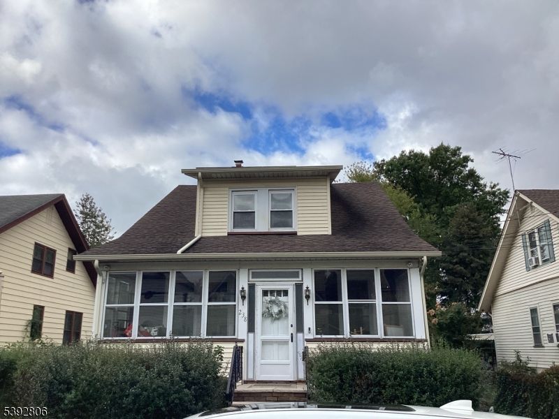 Exterior, Facade, American Foursquare