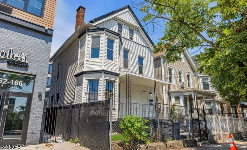 Exterior, Facade, Queen Anne Victorian