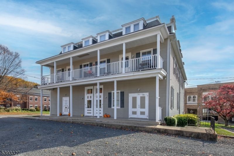 Exterior, Facade, American Foursquare