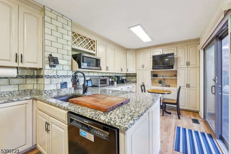 Dining room, Interior, Kitchen, Stainless Steel Appliances, Wood Texture Flooring