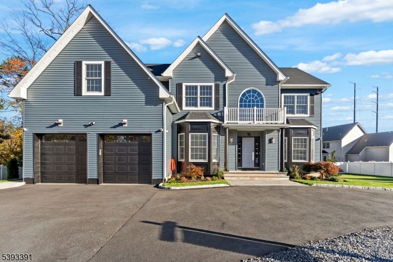 Attached, Exterior, Facade, Farmhouse