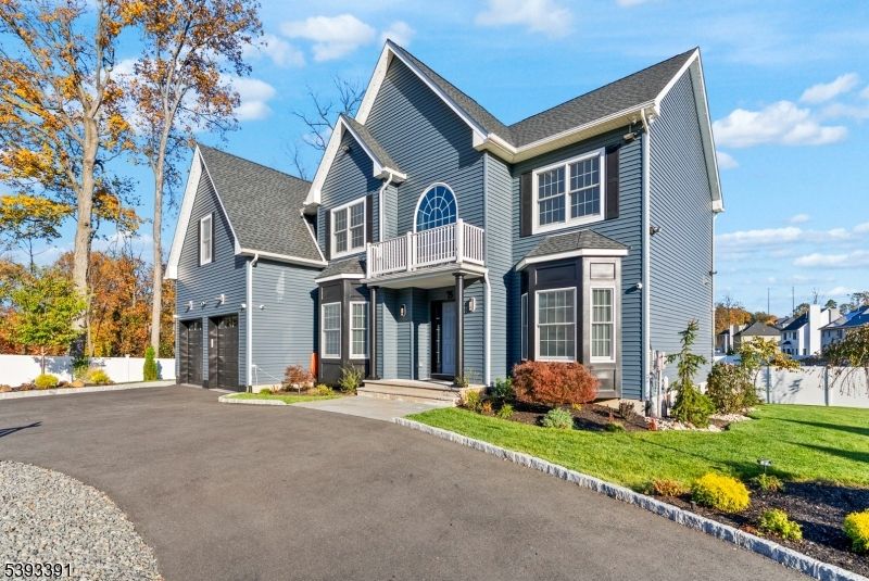 Attached, Exterior, Facade, Queen Anne Victorian