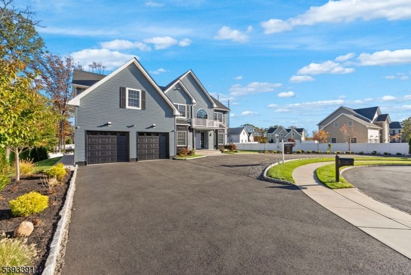 Attached, Exterior, Facade, Farmhouse