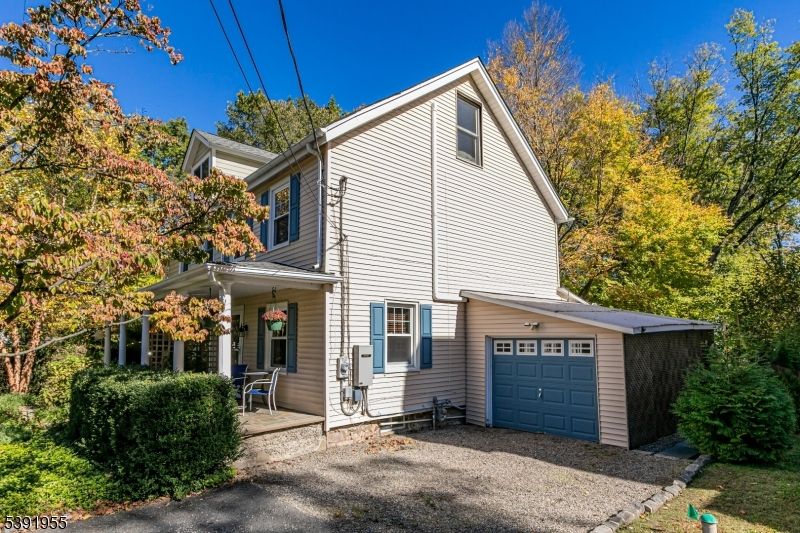 Attached, Exterior, Facade, Farmhouse