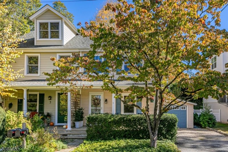 Attached, Exterior, Facade, Queen Anne Victorian