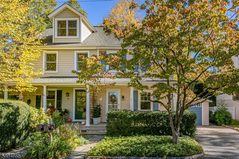 Exterior, Facade, Queen Anne Victorian