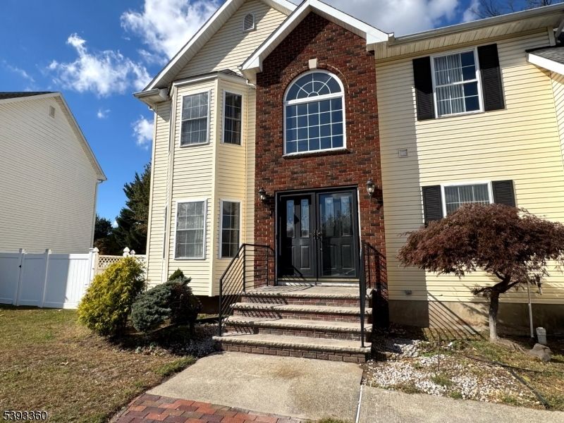 Exterior, Facade, Brick Facade, Rowhouse