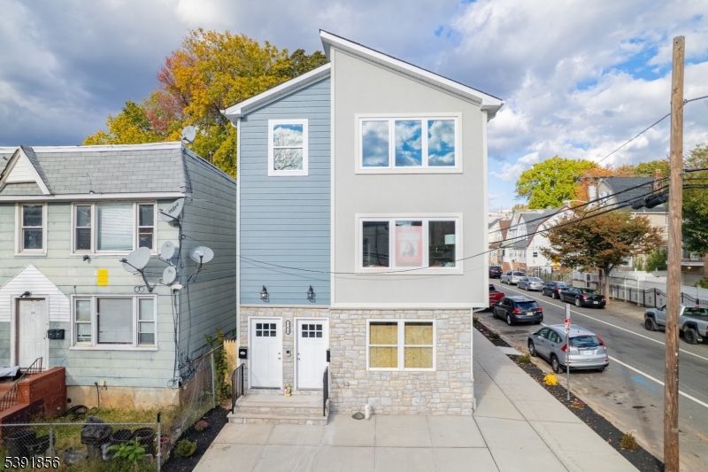 Exterior, Facade, Rowhouse