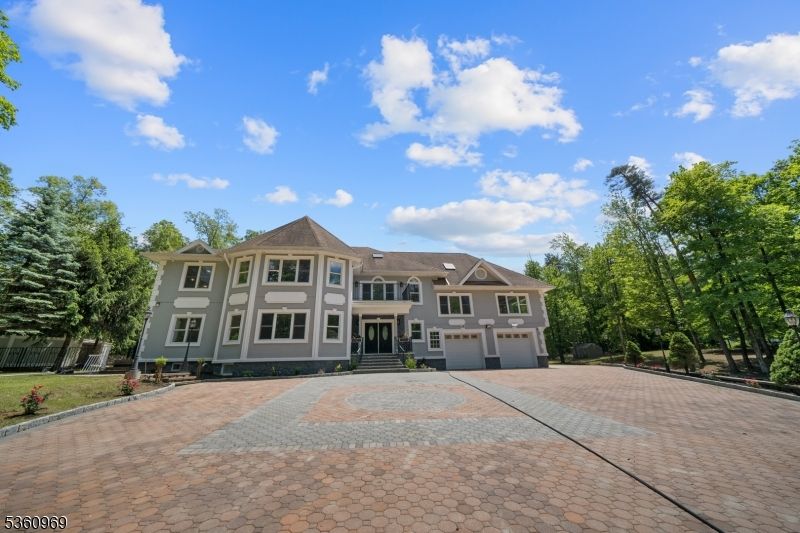 Attached, Exterior, Facade, Queen Anne Victorian