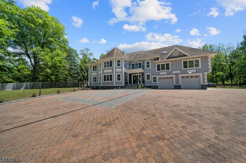 Attached, Exterior, Facade, Queen Anne Victorian