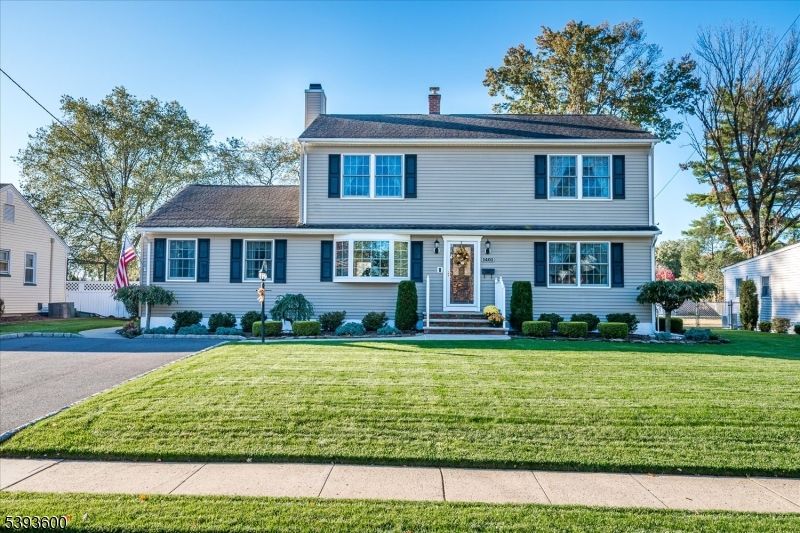 Exterior, Facade, Split Level