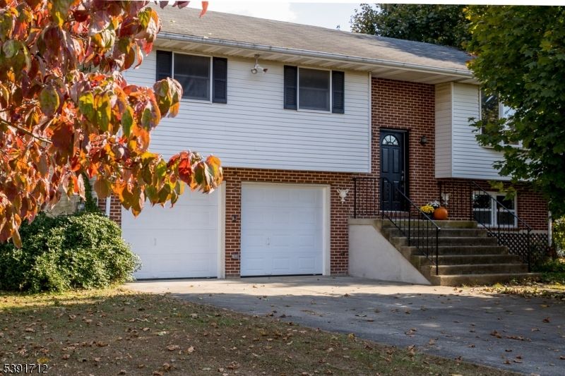 Attached, Exterior, Facade, Brick Facade, Raised Ranch