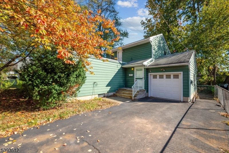 Attached, Exterior, Facade, Cape Cod