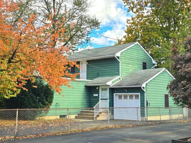 Attached, Exterior, Facade, None