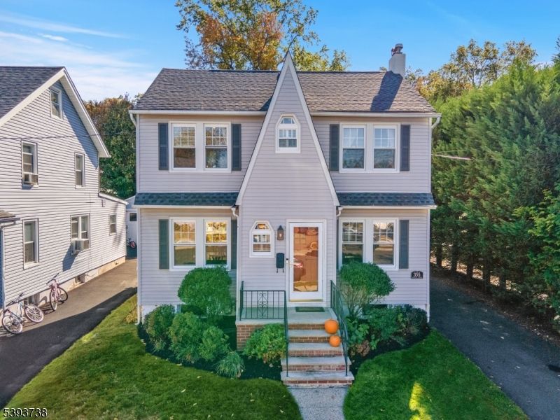Exterior, Facade, Queen Anne Victorian