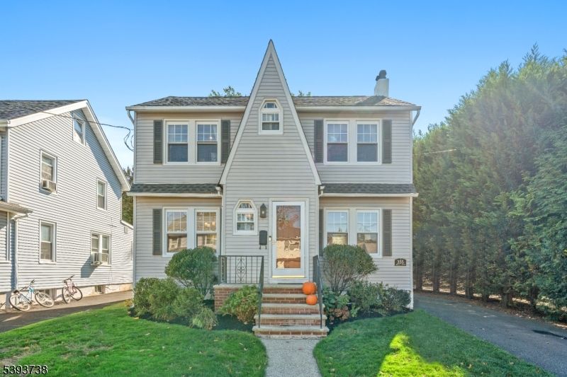 Exterior, Facade, Queen Anne Victorian