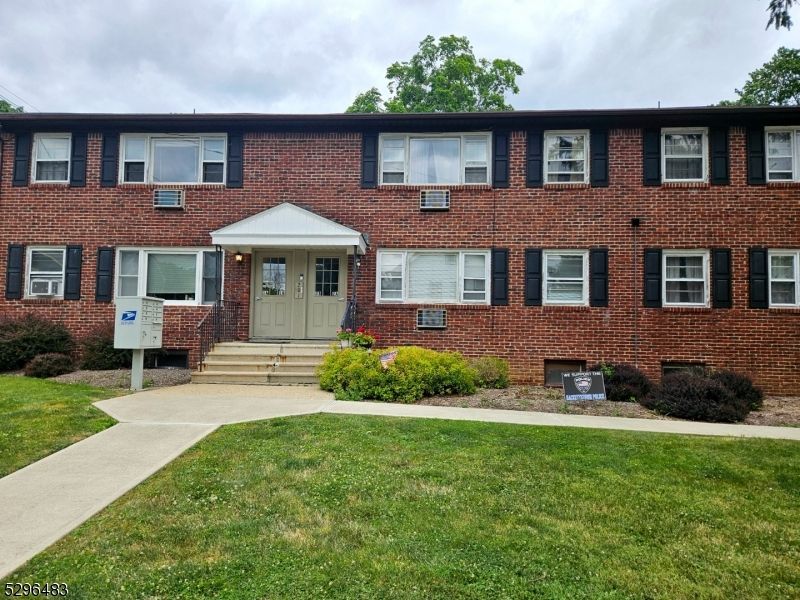 Exterior, Facade, Brick Facade, Georgian