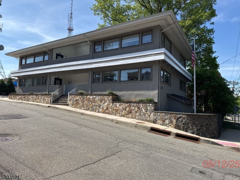 Exterior, Facade, Modern