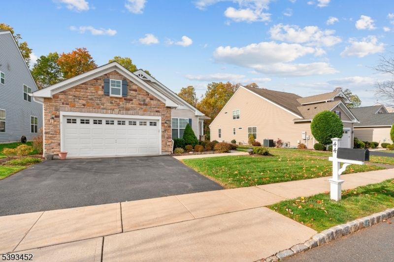 Attached, Exterior, Facade, Ranch