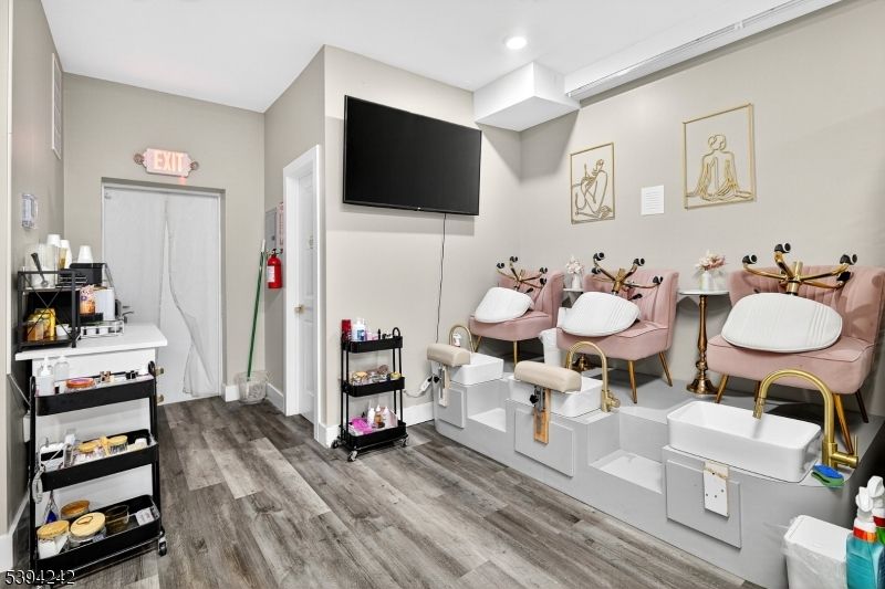 Interior, Recessed Lighting, Wood Texture Flooring