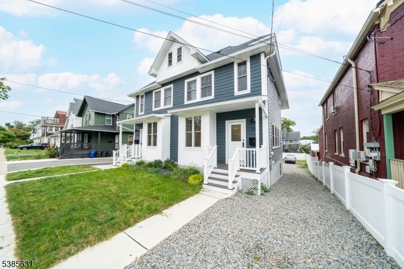 Exterior, Facade, American Foursquare