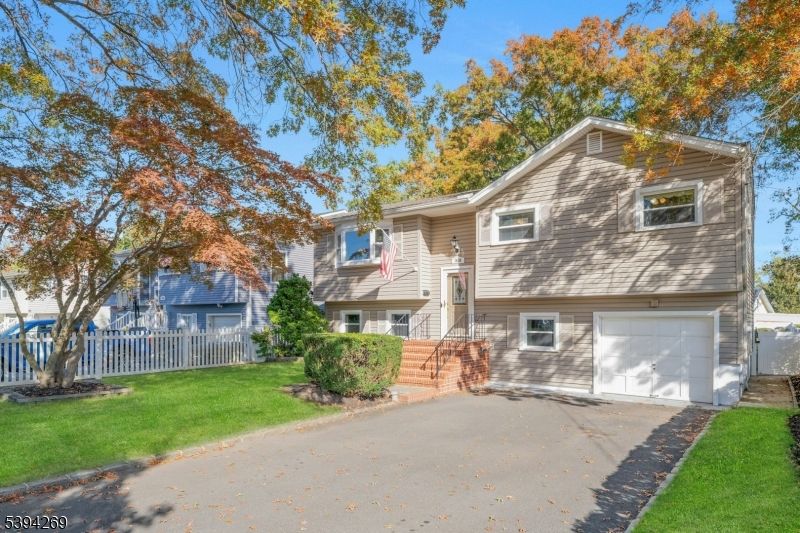 Attached, Exterior, Facade, Split Level