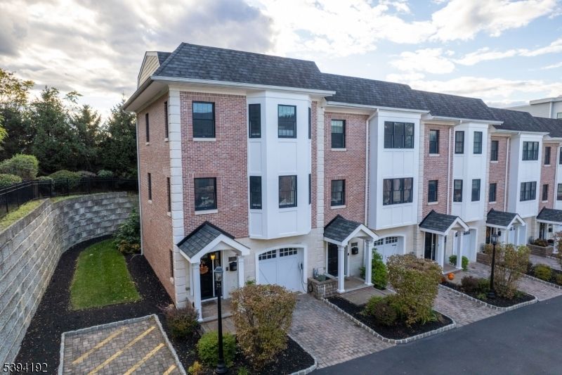 Attached, Exterior, Facade, Brick Facade, Georgian