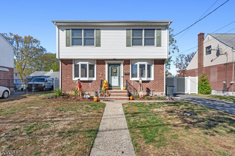 Exterior, Facade, Brick Facade, American Foursquare