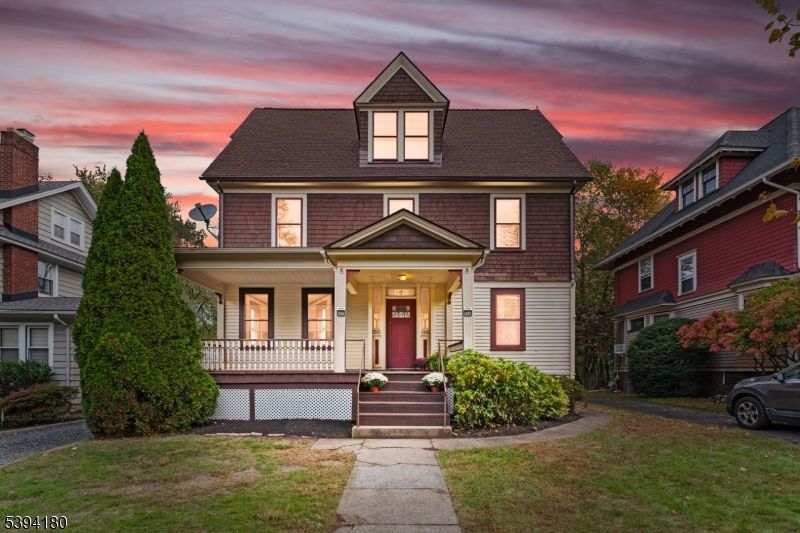 Exterior, Facade, Queen Anne Victorian
