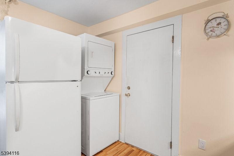 Interior, Utility Closets, Washer, Wood Texture Flooring