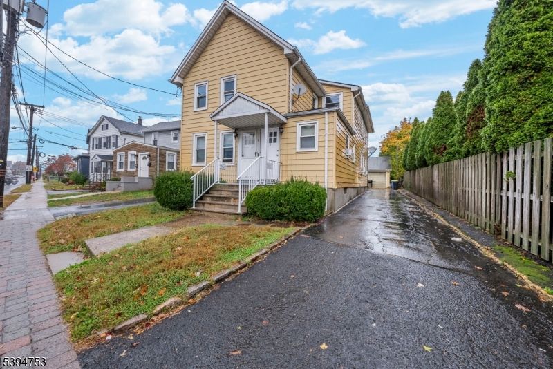 Exterior, Facade, Queen Anne Victorian