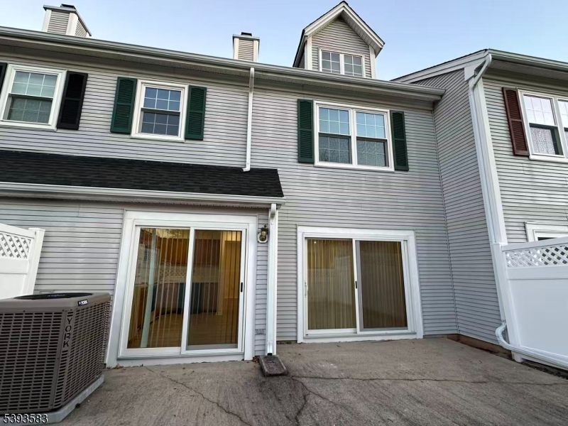 Exterior, Facade, Rowhouse