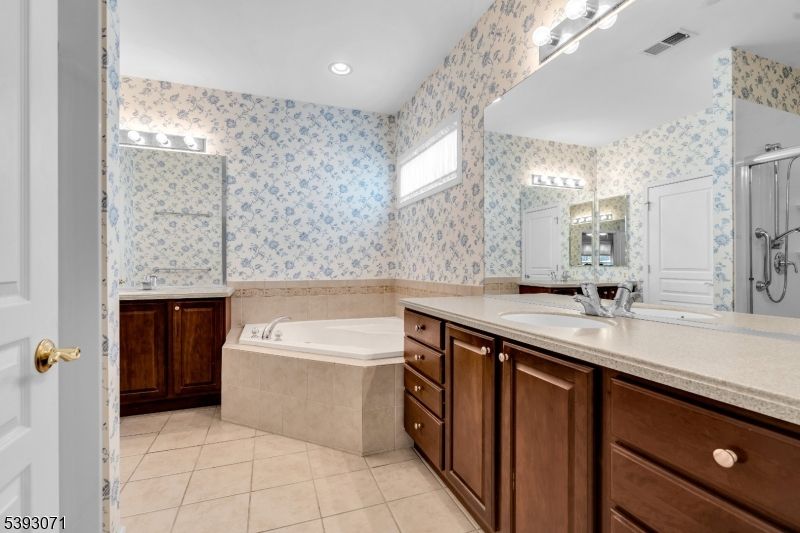 Bathroom, Dual Sink Vanities, Interior, Recessed Lighting